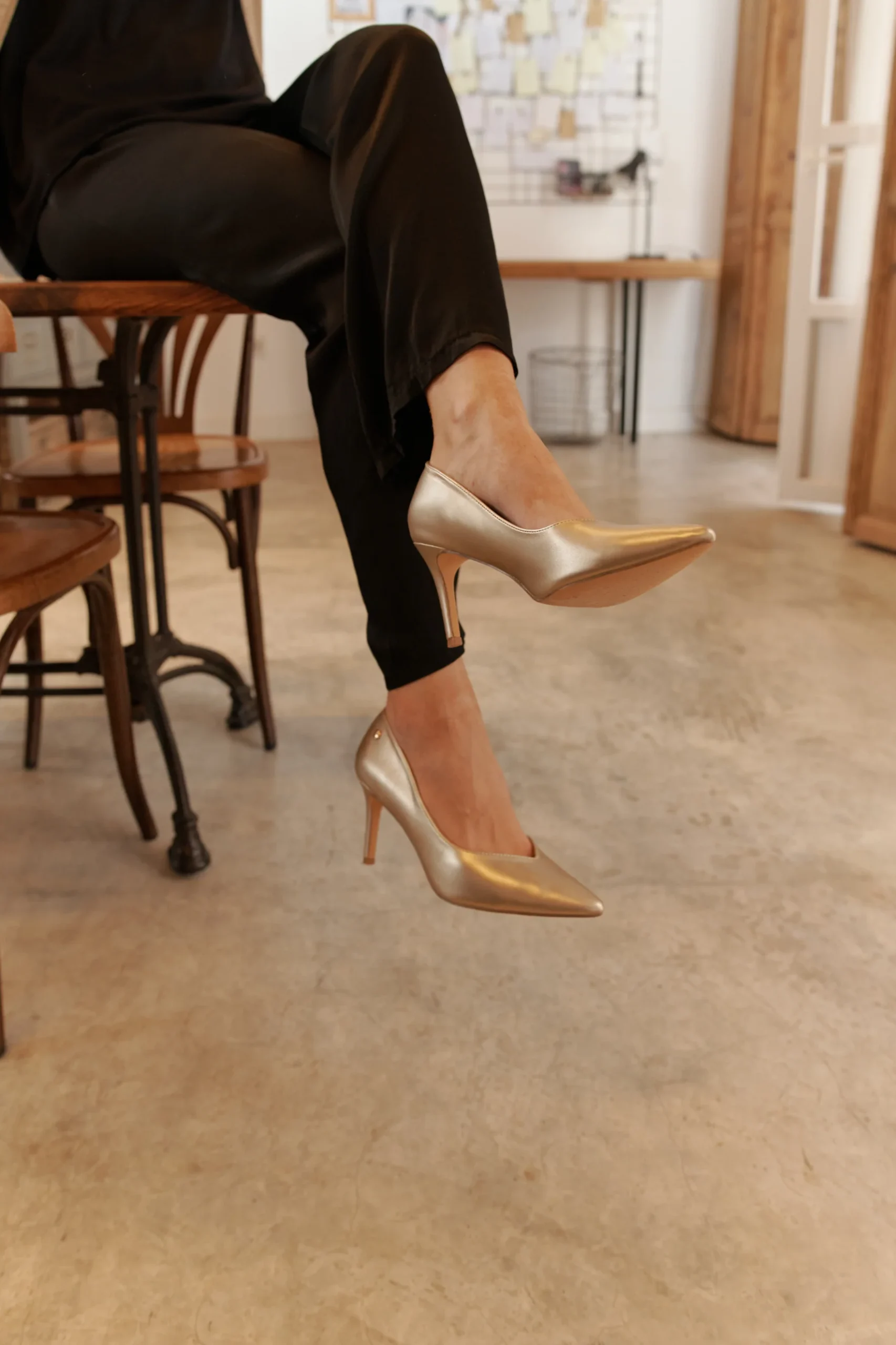 ZAPATO SALON 43302 LEITH 01 ORO MUJER - Imagen 9