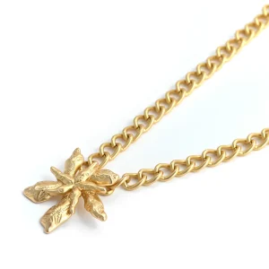 Collar con colgante jaci dorado claro